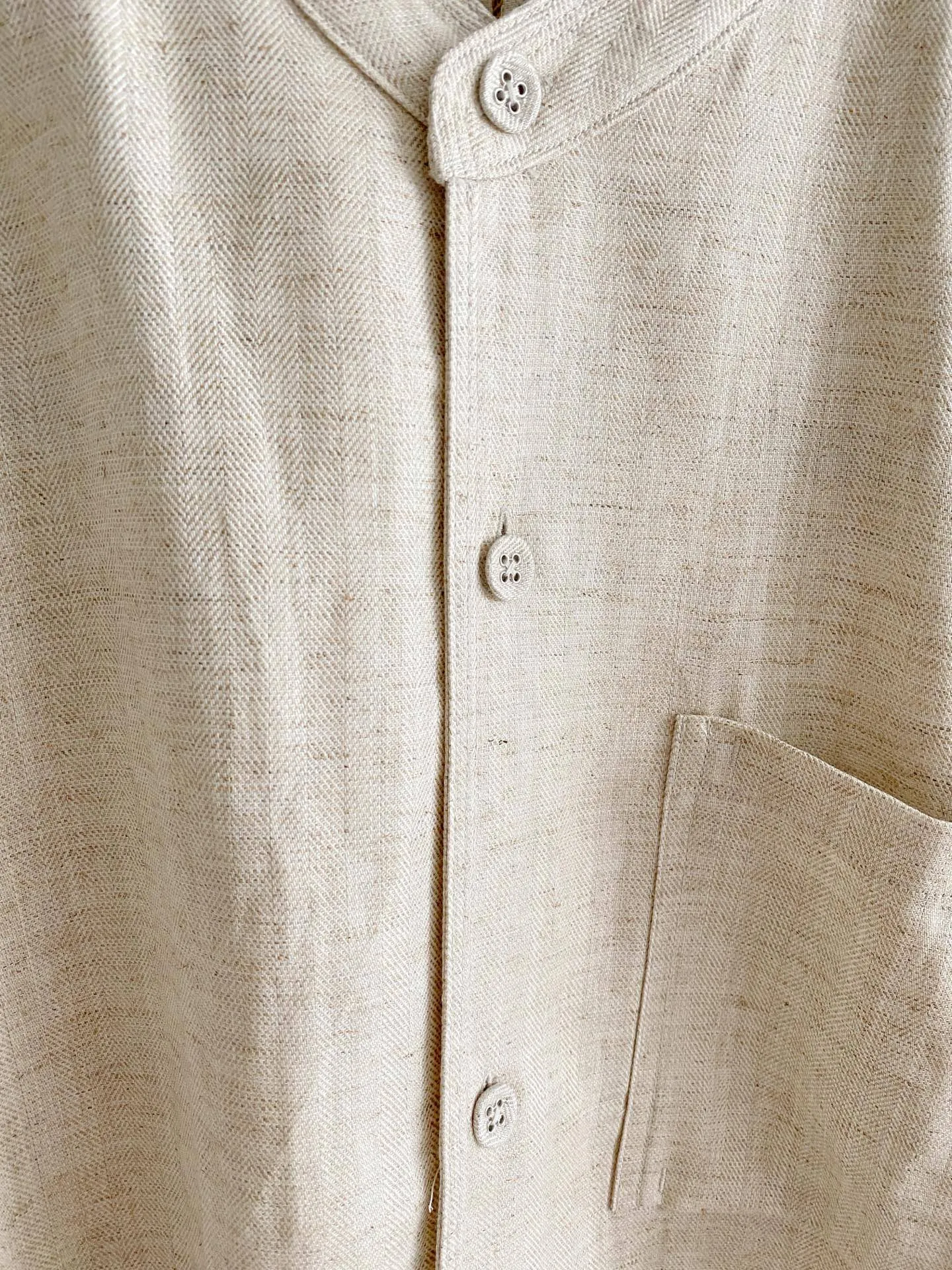 Loro Piana selects Tencel linen fabric, which is soft and breathable to the touch and has a rustic and natural texture. The stand-up collar has a loose fit, making it easy to wear without being restrictive, and the pockets are designed to be practical and attractive. The new Chinese simple style is low-key and elegant. It is available in two colors. It can be worn for daily leisure or light business with a warm and high-end feel. Sizes:M-4XL